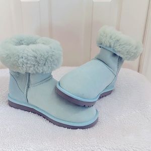 Women’s UGG Light Blue 5825 short size 6